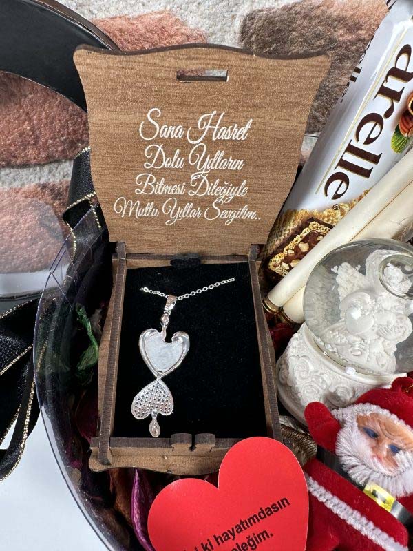 Kişiye Özel Yeni Yıl Sarılan Sevgililer Tasarımlı Kolye Set - Görsel 3