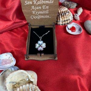 Dört Yapraklı Yonca Tasarımlı Kolye