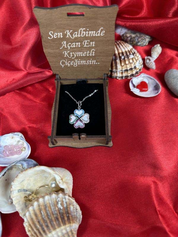 Dört Yapraklı Yonca Tasarımlı Kolye
