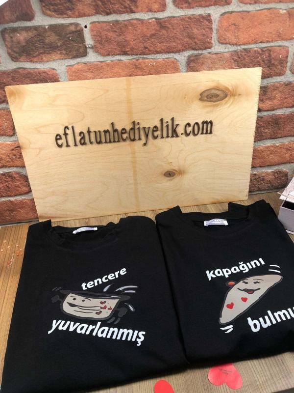 tencere yuvarlanmış kapağını bulmuş tişört