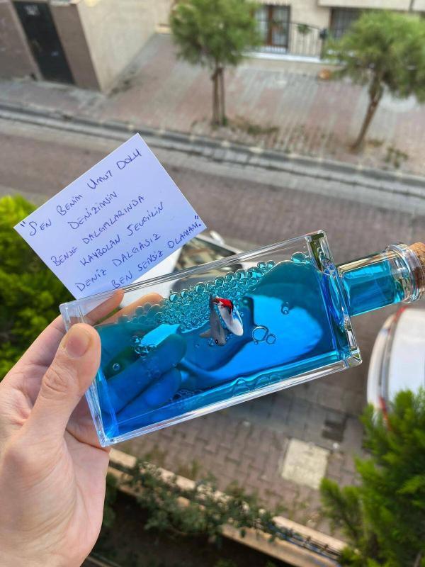 sise icinde deniz mavi su akvarum